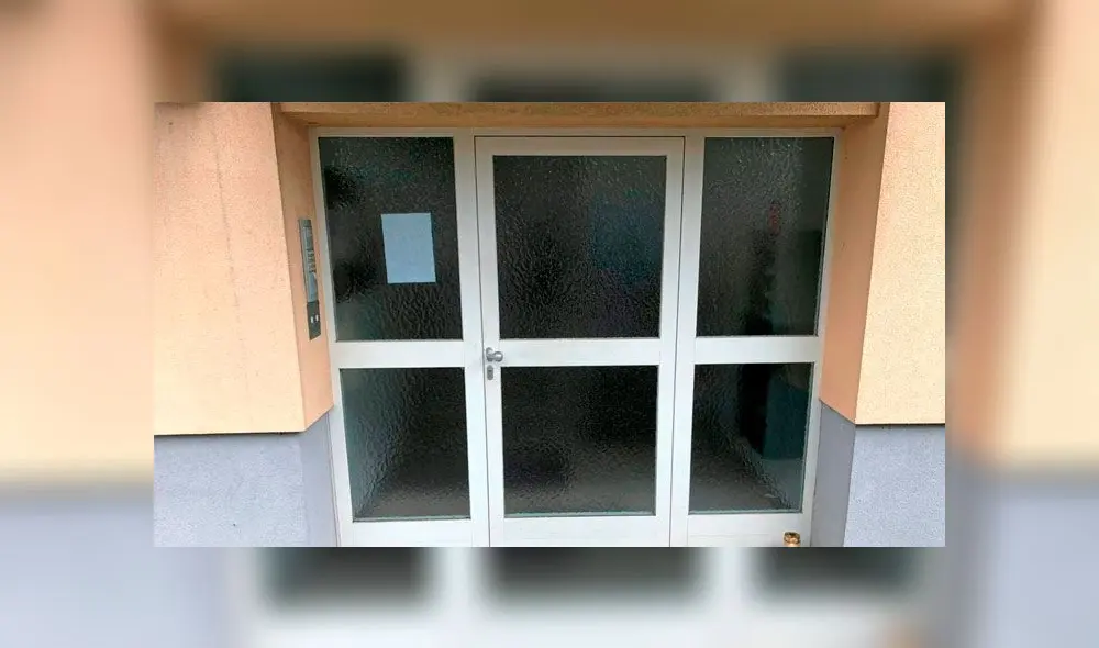 Entrada del edificio donde ocurrió el crimen. Foto: APA Entrada del edificio donde ocurrió el crimen. Foto: APA