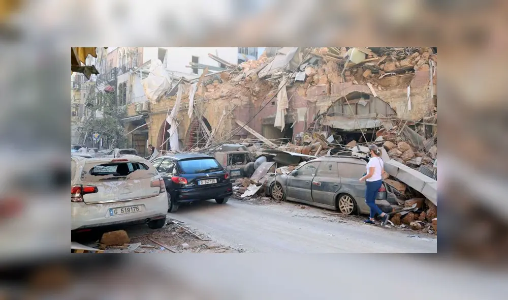 Edificios y vehículos terminaron destruidos después de una explosión masiva en Beirut, Líbano. Foto: (EFE/EPA/WAEL HAMZEH)
