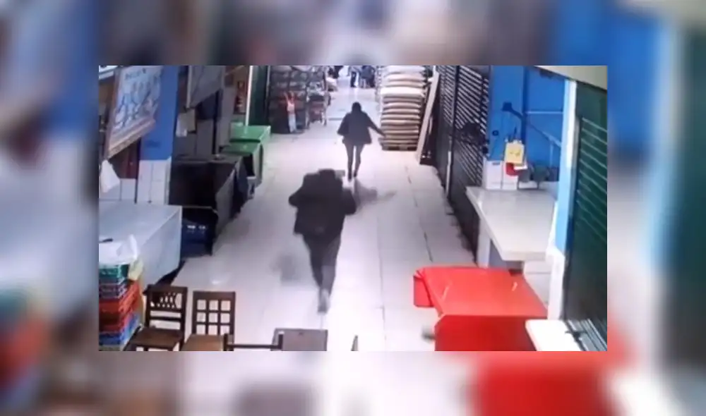 Estafadores corrieron con la mochila de su víctima luego de engañarlo para que se dirija a la puerta. (Foto: Captura de video / América Noticias) Estafadores corrieron con la mochila de su víctima luego de engañarlo para que se dirija a la puerta. (Foto: Captura de video / América Noticias)