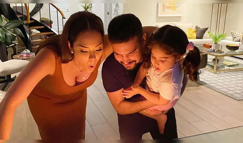 A través de Instagram, Karen Schwarz y Ezio Oliva compartieron unas fotografías junto a su hija por sus primeros tres años de vida.