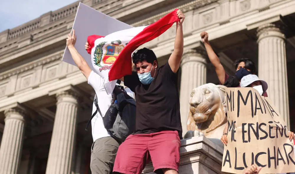 Ciudadanos se congregan en la plaza San Martín con carteles y banderas. Foto: Oswald Charca/La República Ciudadanos se congregan en la plaza San Martín con carteles y banderas. Foto: Oswald Charca/La República