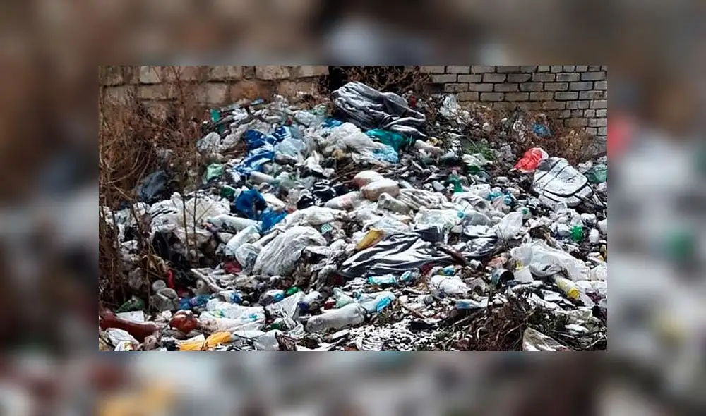 Padre abandona a su hija en un basurero luego de haberla sacado de un orfanato [FOTOS]