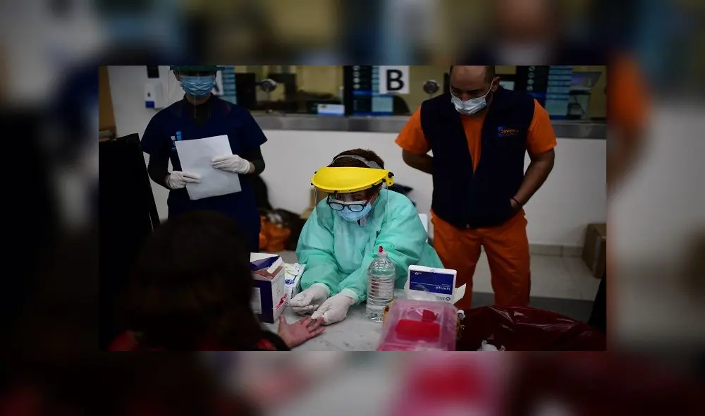 Argentinian Health Ministry staff make blood tests to track the new coronavirus at Constitution train station, in Buenos Aires, on April 24, 2020. (Photo by RONALDO SCHEMIDT / AFP)