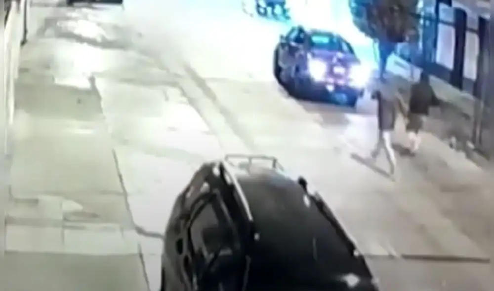 Delincuentes se llevaron el celular al ver frustrado el robo de la camioneta de la víctima en Los Olivos. Foto captura América Noticias