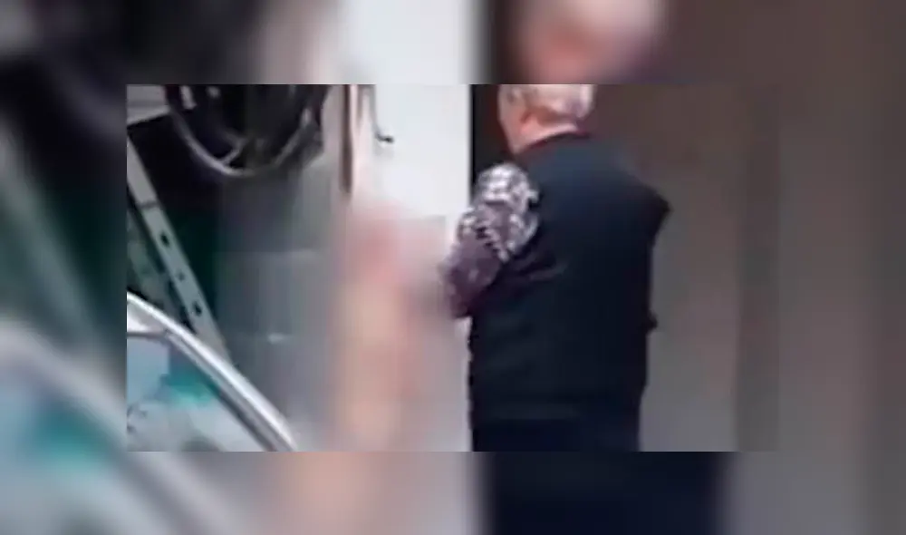 Aparentemente el hombre preparaba al gato como alimento. (Foto: Captura) Aparentemente el hombre preparaba al gato como alimento. (Foto: Captura)