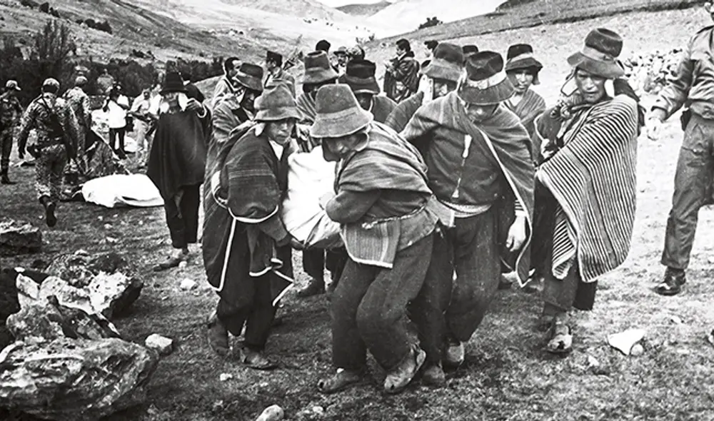 Doloroso. Imposible de olvidar. Comuneros trasladan los restos de los cronistas victimados.