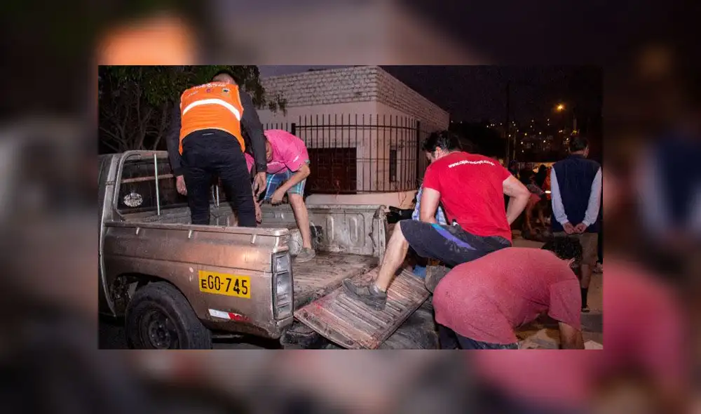 Vecinos tuvieron que colocar sacos para evitar que sus viviendas sean afectadas.. (Créditos: Kensso Merino)