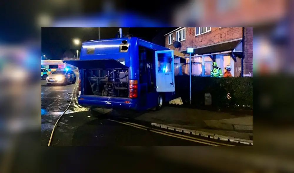 Bus choca contra una casa y en el interior de esta hallan una plantación de marihuana Bus choca contra una casa y en el interior de esta hallan una plantación de marihuana
