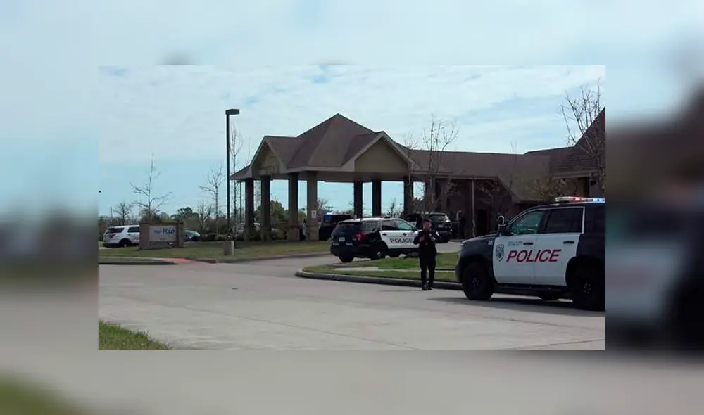 El sujeto ingresó a la habitación de su esposa en el Rio at Mainland Center de Texas, Estados Unidos, y le disparó.