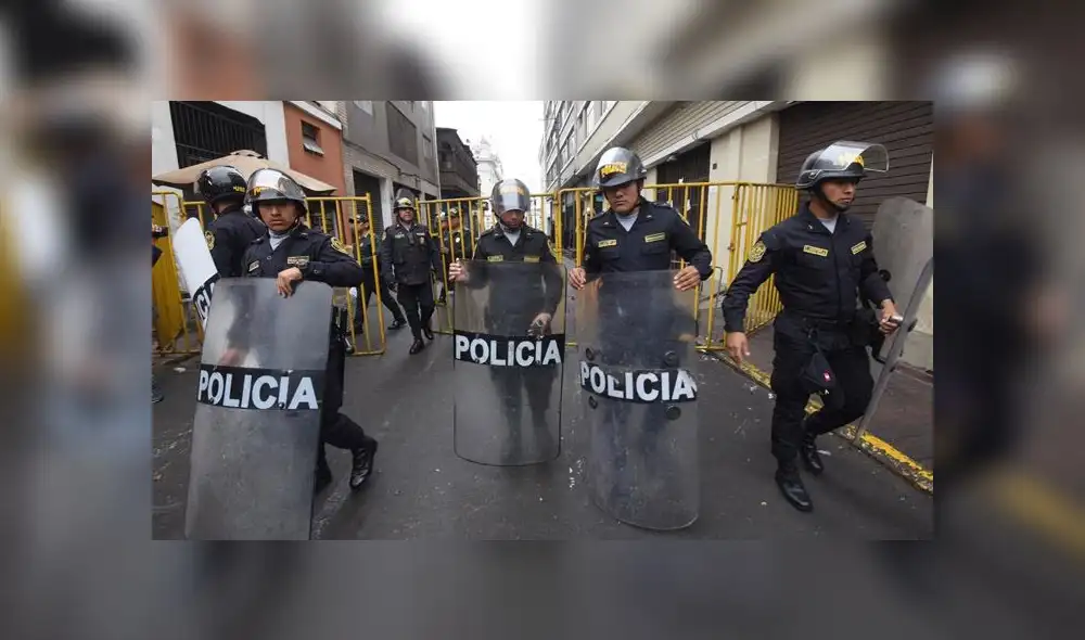 Presencia policial se reforzó en las entradas a Palacio de Gobierno y el Congreso. En la imagen, policías impiden el acceso por el jirón Áncash. (Foto: Melissa Merino / La República) Presencia policial se reforzó en las entradas a Palacio de Gobierno y el Congreso. En la imagen, policías impiden el acceso por el jirón Áncash. (Foto: Melissa Merino / La República)