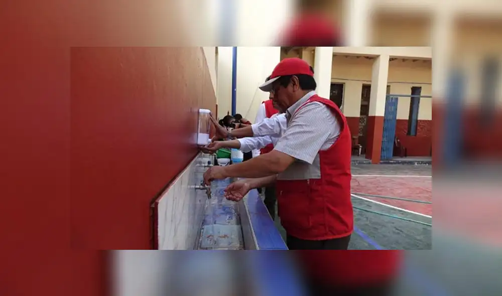 Autoridades verificaron el buen funcionamiento de los servicios higiénicos y la limpieza de exteriores y pasillos, así como la mejora de las condiciones para prevenir la proliferación del dengue y otras enfermedades. (Foto: Minedu)