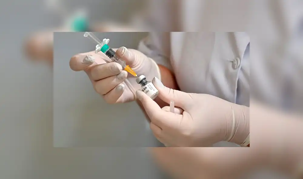 El Instituto del Suero ya se ha comprometido a producir 1.000 millones de dosis de una vacuna. Foto: Sergei Supinsky / AFP