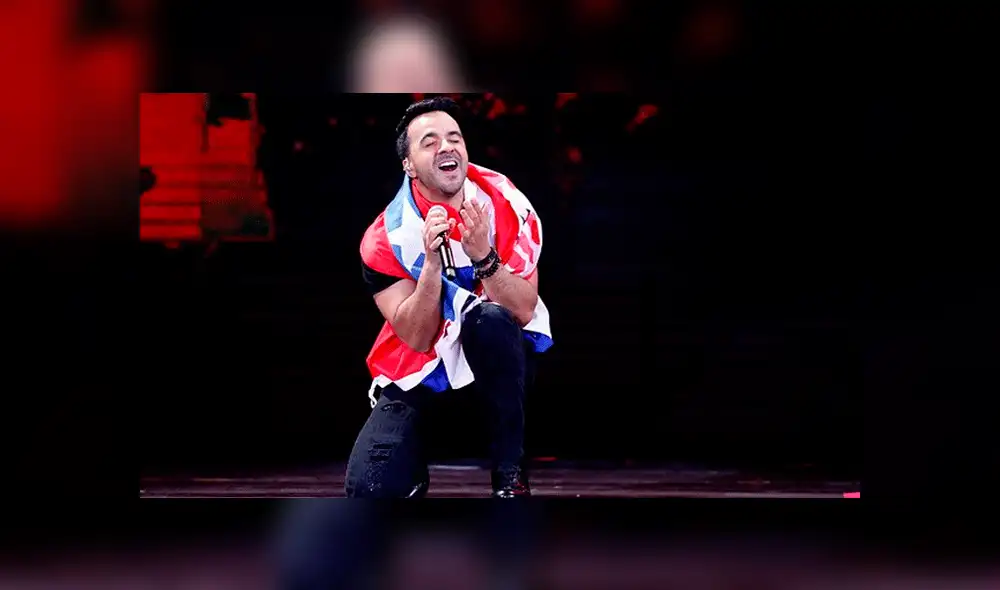 Luis Fonsi reacciona así a provocador cartel de fan [VIDEO]