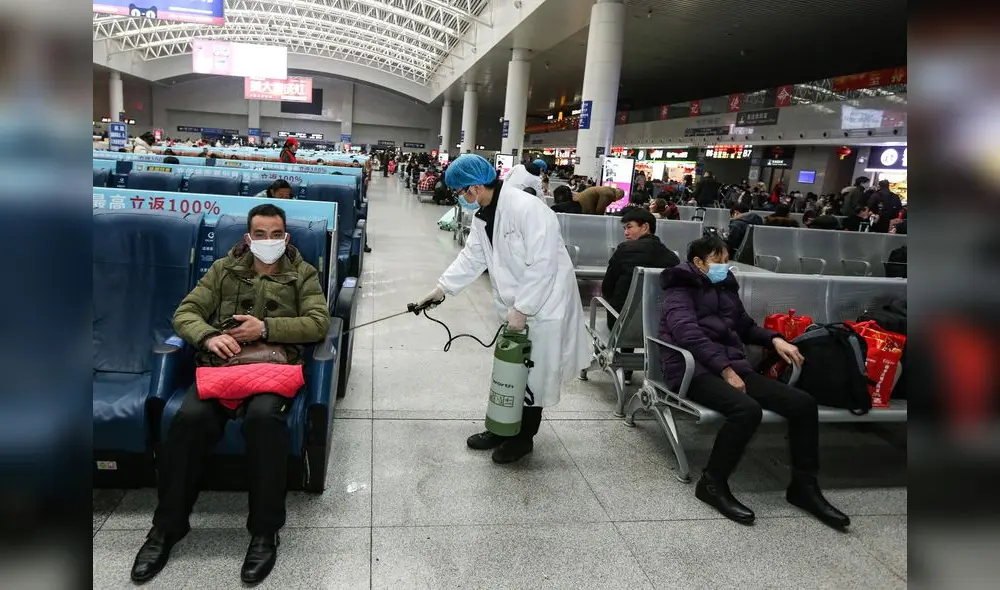 Personal fumiga los aeropuertos, focos de posibles contagios.