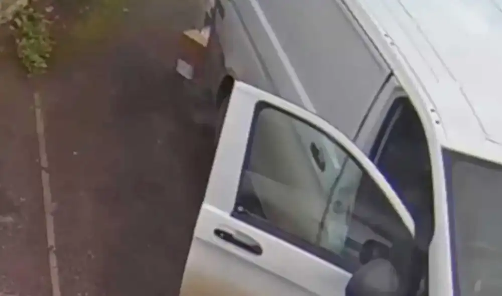 Desliza las imágenes para ver la extraña conducta que tuvo este repartido de Amazon al entregar esta PS5 a su propietario. Foto: captura de Twitter/@dickidub