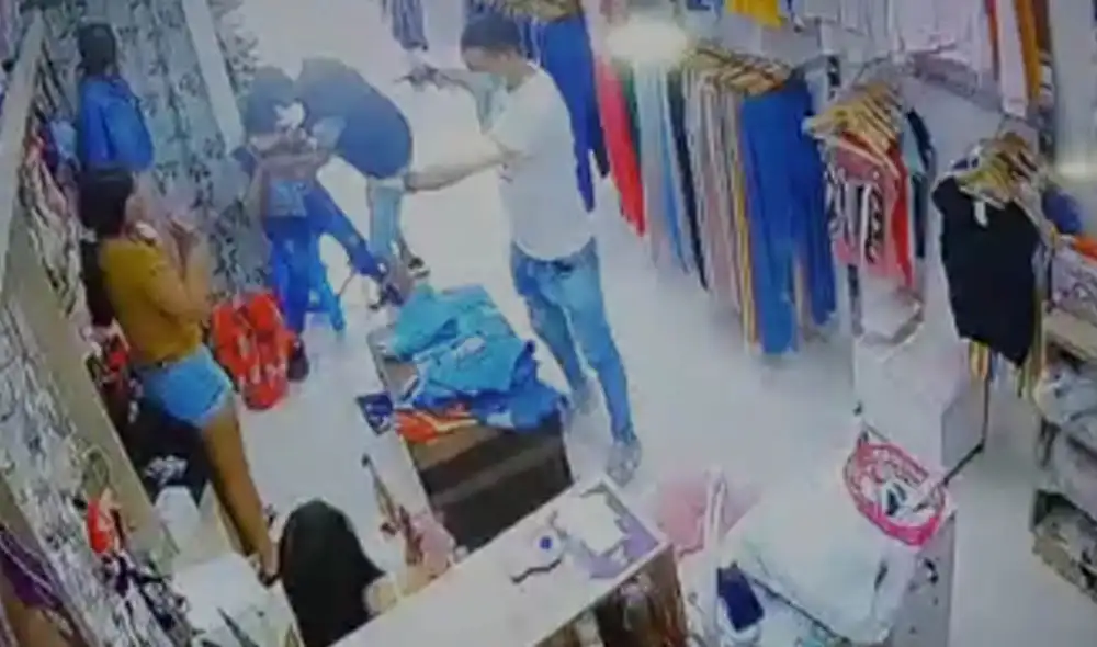 Delincuentes ingresaron en la mañana a asaltar al local sin conocer que tenían cámaras de seguridad. Foto: captura de cámaras de video Delincuentes ingresaron en la mañana a asaltar al local sin conocer que tenían cámaras de seguridad. Foto: captura de cámaras de video