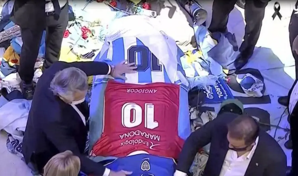 El presidente Alberto Fernández llegó hasta la Casa Rosada para ofrecer sus respetos a la memoria de Maradona. Foto: captura de video/TyC Sports