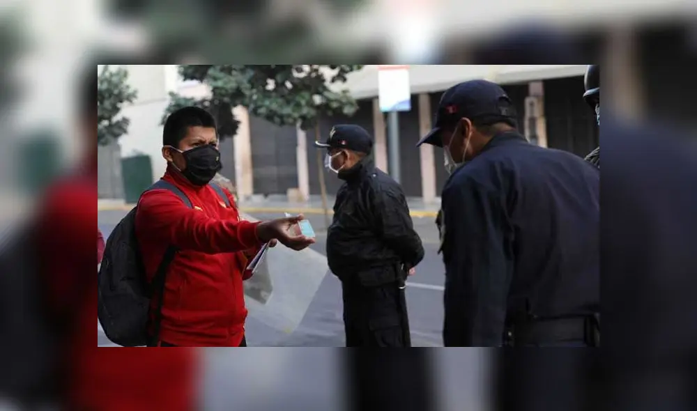 Personas muestran su DNI para pasar a las avenidas. Créditos: URPI-GLR. Personas muestran su DNI para pasar a las avenidas. Créditos: URPI-GLR.