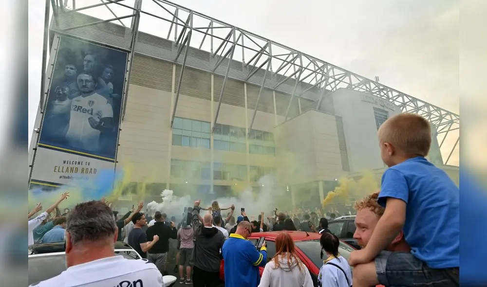 Leeds United: Hinchas celebran título y ascenso cantando ‘We are de champions’ de Queen. Leeds United: Hinchas celebran título y ascenso cantando ‘We are de champions’ de Queen.