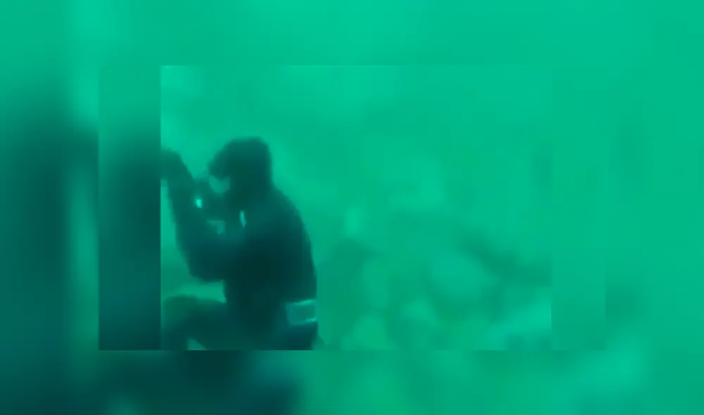 Vía Facebook. Un buzo se encontraba en el fondo del océano, sin imaginar que un feroz tiburón lo estaba acechando.