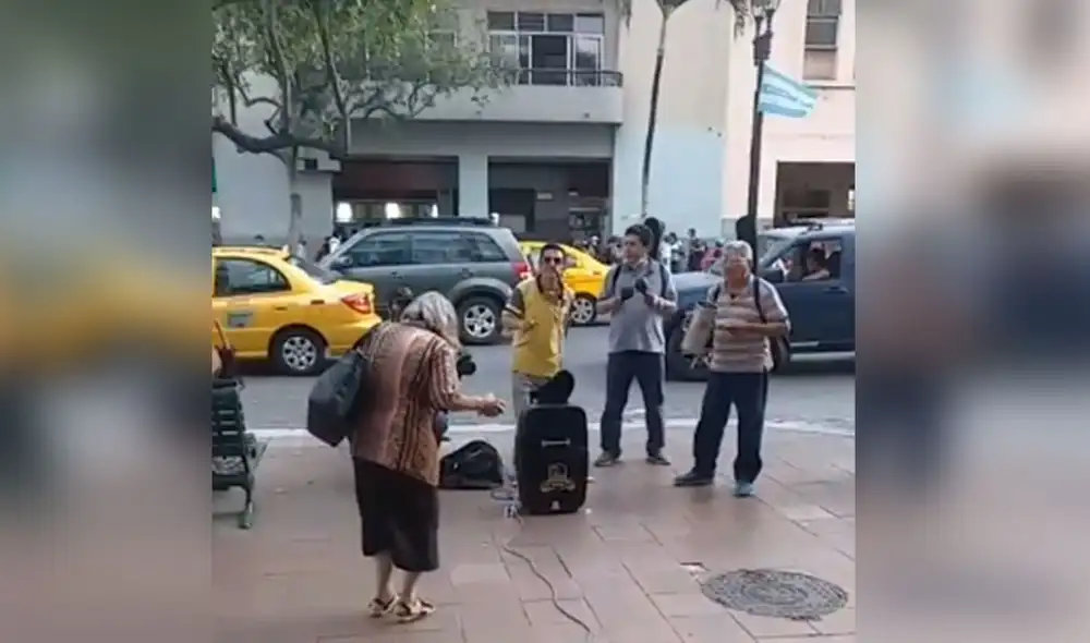 Desliza hacia la izquierda para conocer más sobre esta divertida anciana que bailó al ritmo de una pegajosa salsa en plena calle. Foto: captura de TikTok