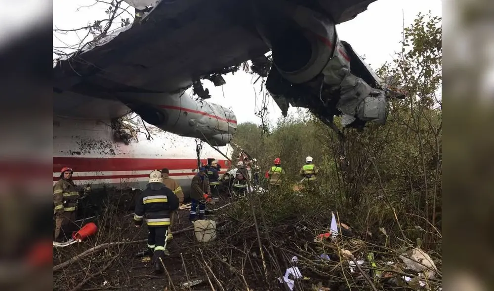 El pequeño Antonov 12 aterrizó el jueves por la mañana a menos de 2 km de la pista del aeropuerto de Leópolis. Foto: AFP. El pequeño Antonov 12 aterrizó el jueves por la mañana a menos de 2 km de la pista del aeropuerto de Leópolis. Foto: AFP.