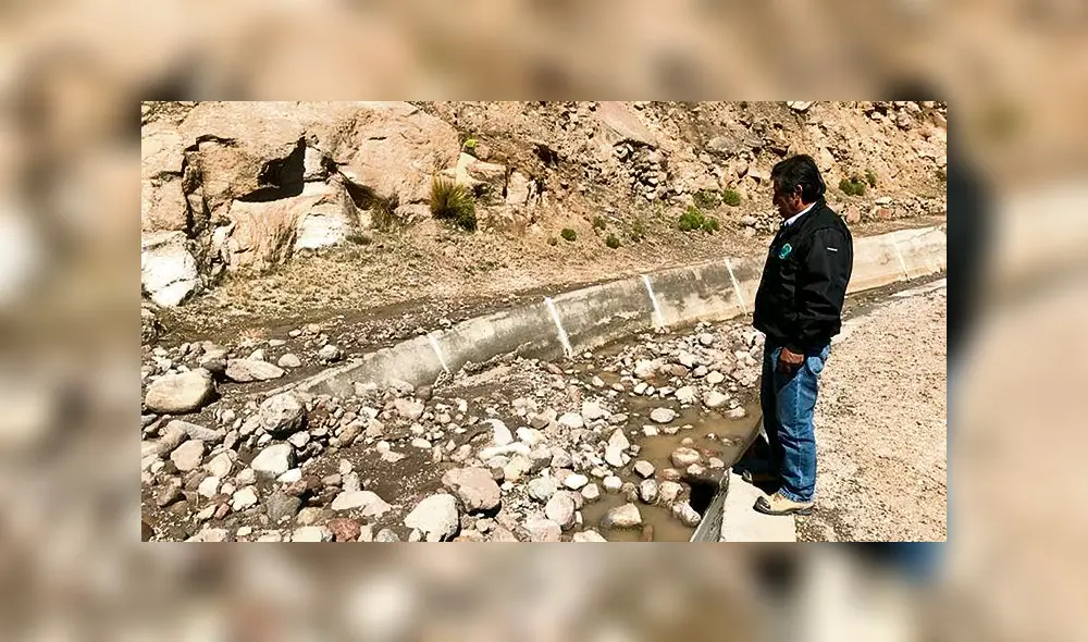 daTos. Lluvias afectaron canal en el sector de Humalso.