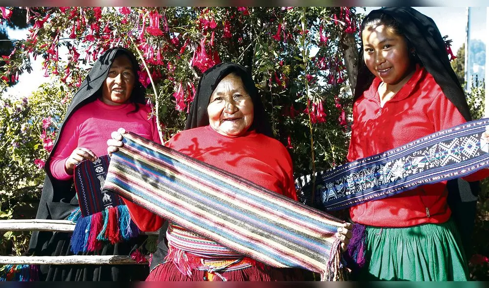 fajas. Los usan hombres y mujeres, en varias de ellas se teje iconografía de las creencias y mitos de los Taquile. La faja sirven de soporte de la cintura y le dan mayor fuerza al portador. fajas. Los usan hombres y mujeres, en varias de ellas se teje iconografía de las creencias y mitos de los Taquile. La faja sirven de soporte de la cintura y le dan mayor fuerza al portador.