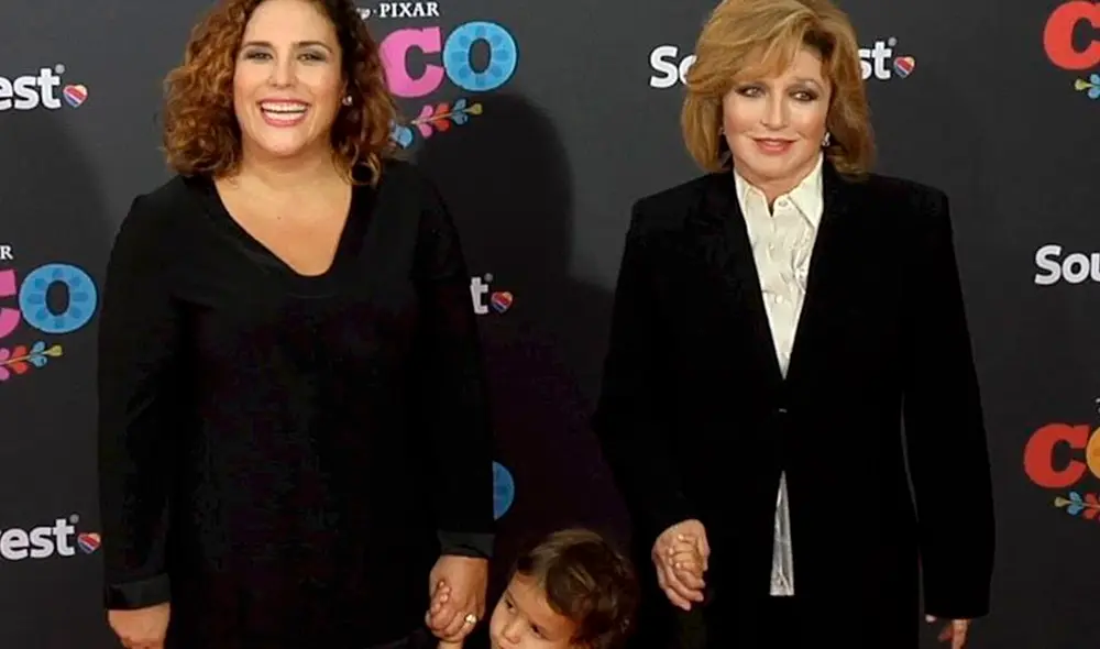 Angélica Vale y su madre Angélica María durante el avant premiere de la película Coco, donde la septuagenaria artista dio la voz del personaje de Imelda. Foto: TVyNovelas Angélica Vale y su madre Angélica María durante el avant premiere de la película Coco, donde la septuagenaria artista dio la voz del personaje de Imelda. Foto: TVyNovelas