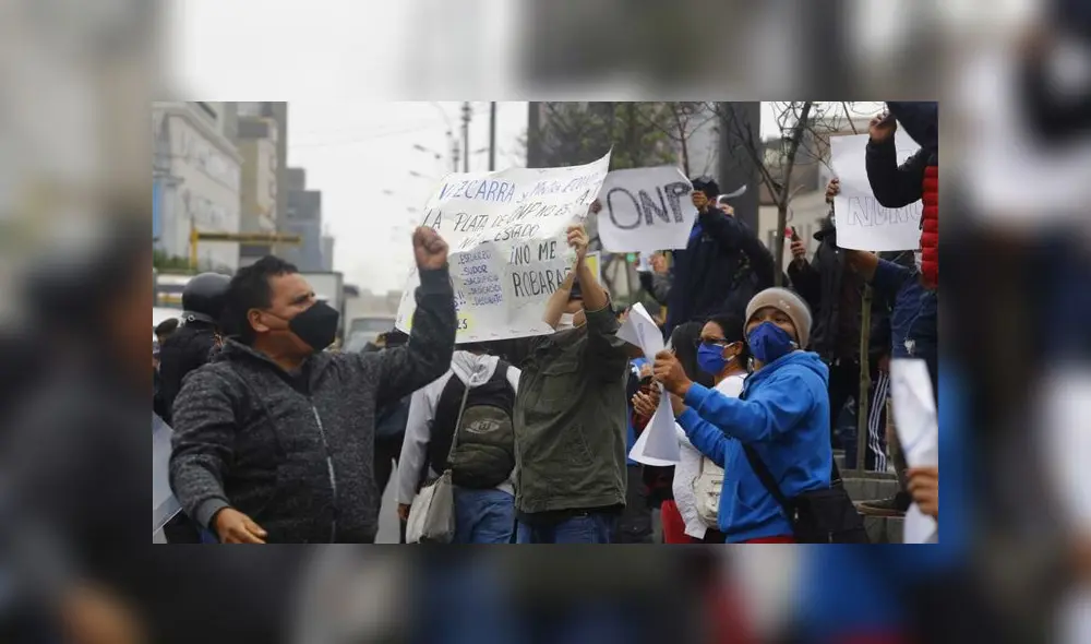 Aportantes de la ONP se movilizaron al Congreso. Créditos: Félix Contreras / La República. Aportantes de la ONP se movilizaron al Congreso. Créditos: Félix Contreras / La República.