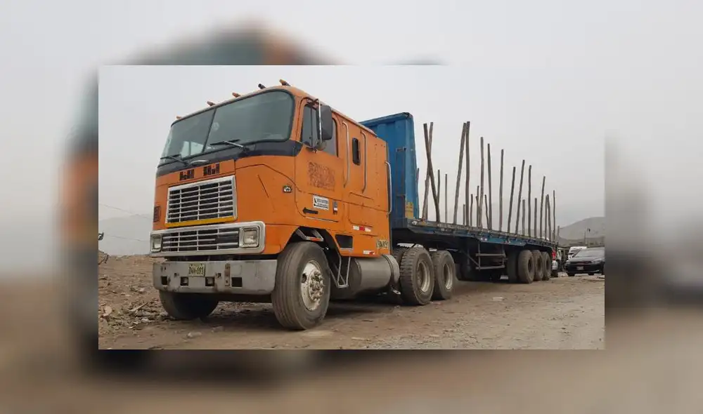 El conductor del tráiler y la madre de la niña fueron conducidos a la comisaría de Huaycán para que rindan su manifestación. (Foto: Jéssica Merino / La República) El conductor del tráiler y la madre de la niña fueron conducidos a la comisaría de Huaycán para que rindan su manifestación. (Foto: Jéssica Merino / La República)
