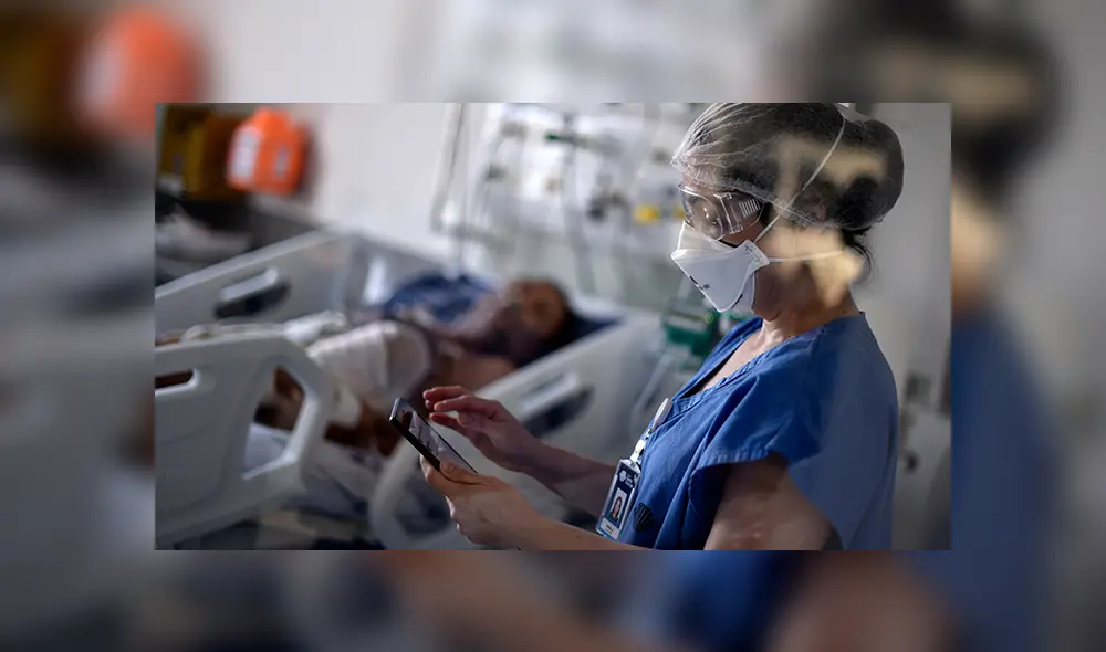 Profesional de la salud trabaja en la sala de la Unidad de Cuidados Intensivos (UCI) con pacientes infectados con COVID-19 en el hospital Santa Casa en Belo Horizonte, Brasil. | Foto: Douglas Magno / AFP