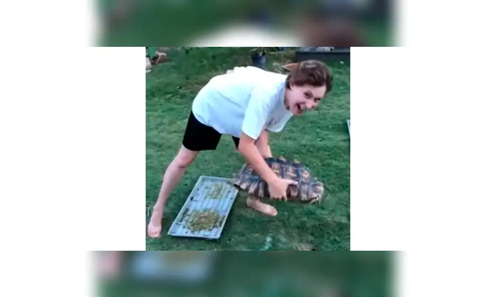 YouTube viral: Chica carga a su enorme criatura y esta le orina encima [VIDEO]