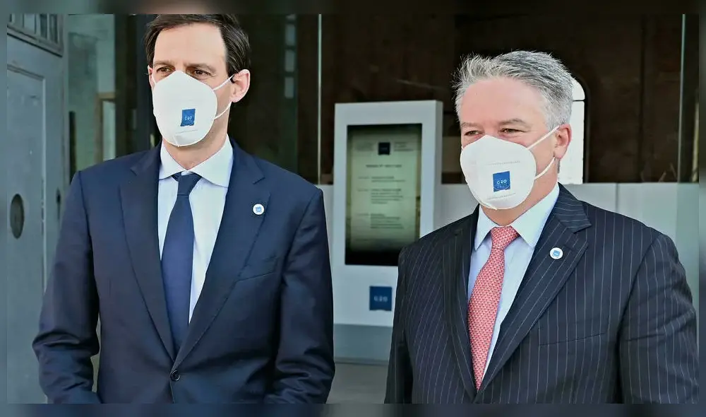 El secretario general de la O (OCDE), Mathias Cormann (R) de Australia, Andreas Solaro, AFP