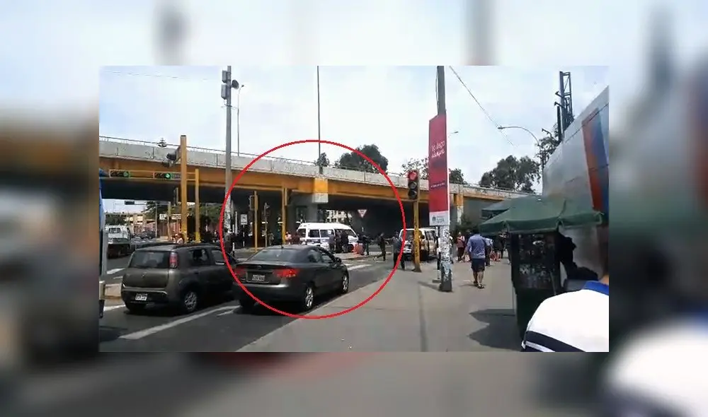 Combis utilizan cruce de Av. Colonial con Universitaria para subir pasajeros