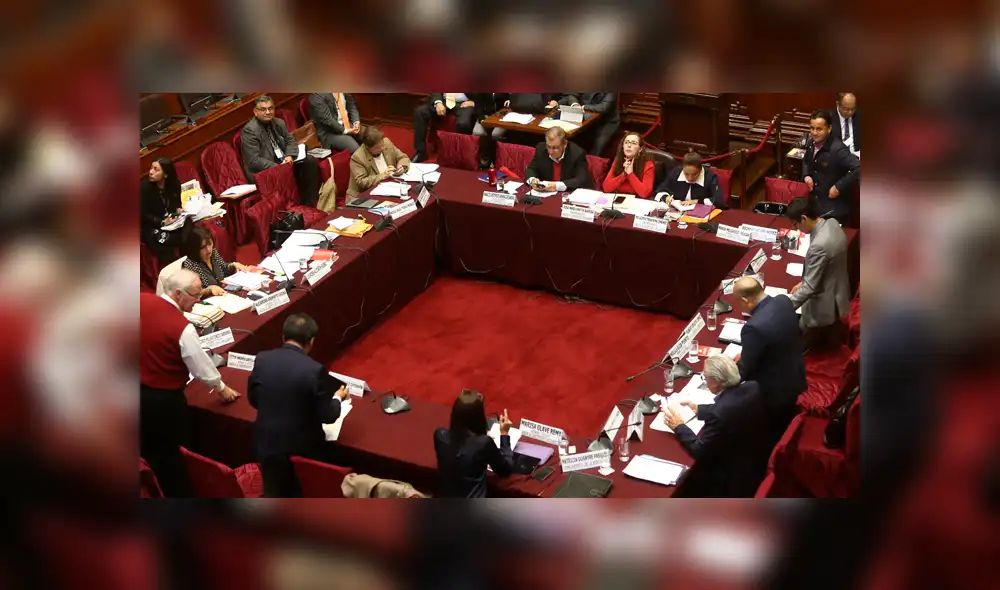 Fuerza Popular perderá tres comisiones, pero se aferra a Constitución Fuerza Popular perderá tres comisiones, pero se aferra a Constitución