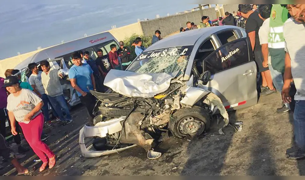 Tragedia. El colectivo y la combi quedaron destrozados en la vía Chiclayo-San José.