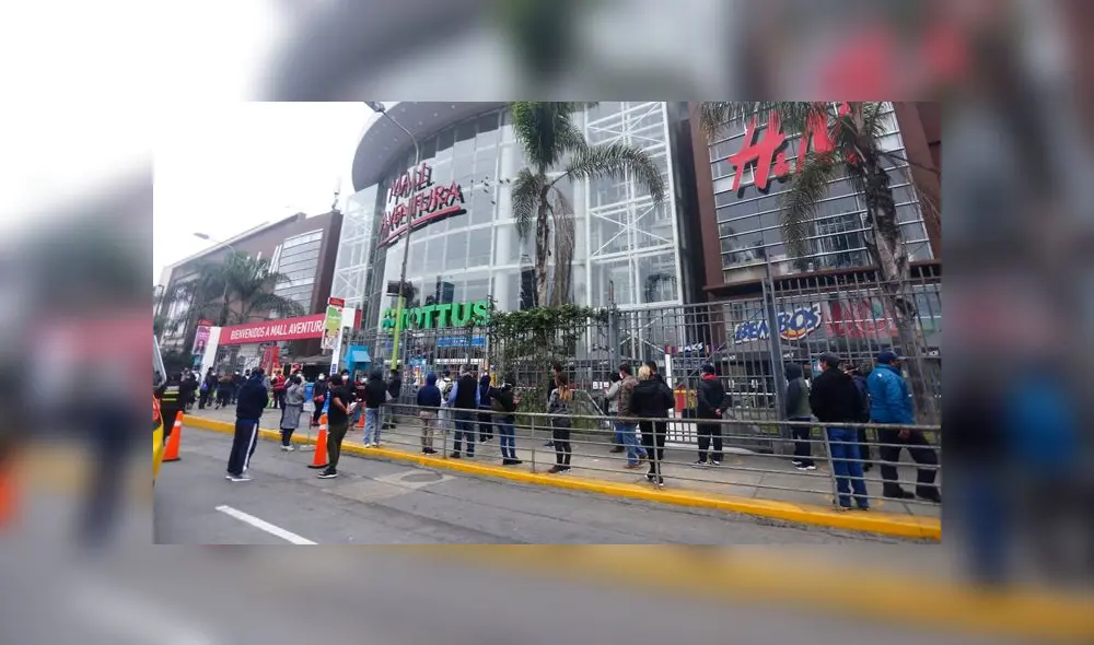 Largas colas se registran en exteriores del Mall Plaza de Santa Anita.Foto: Flavio Matos.