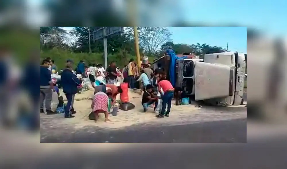 Tráiler sufre volcadura y pobladores aprovechan para robar toneladas de azúcar