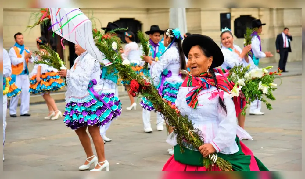 Comitiva de la ciudad de Tacna llegó a Palacio de Gobierno para presentar programa de festejos. Comitiva de la ciudad de Tacna llegó a Palacio de Gobierno para presentar programa de festejos.