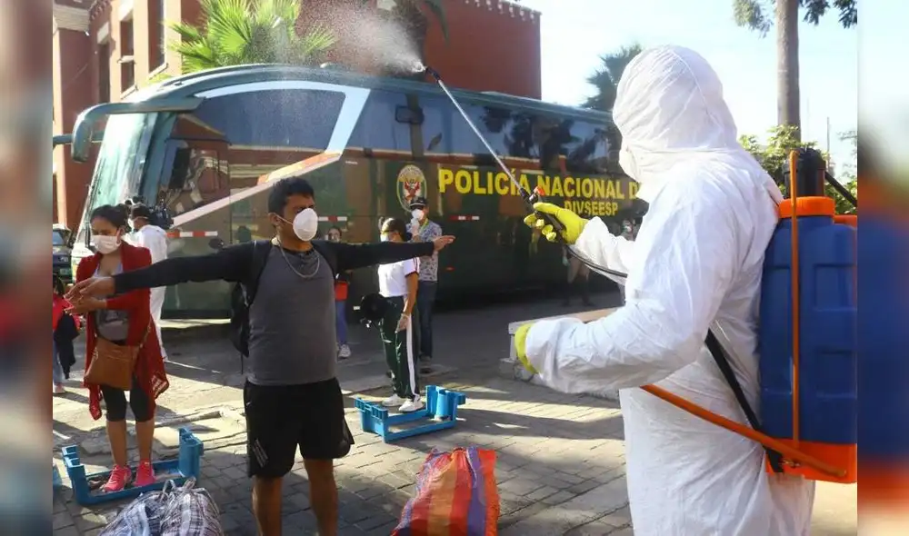 Desinfección en el cuartel en Rímac. Créditos: Eric Villalobos.