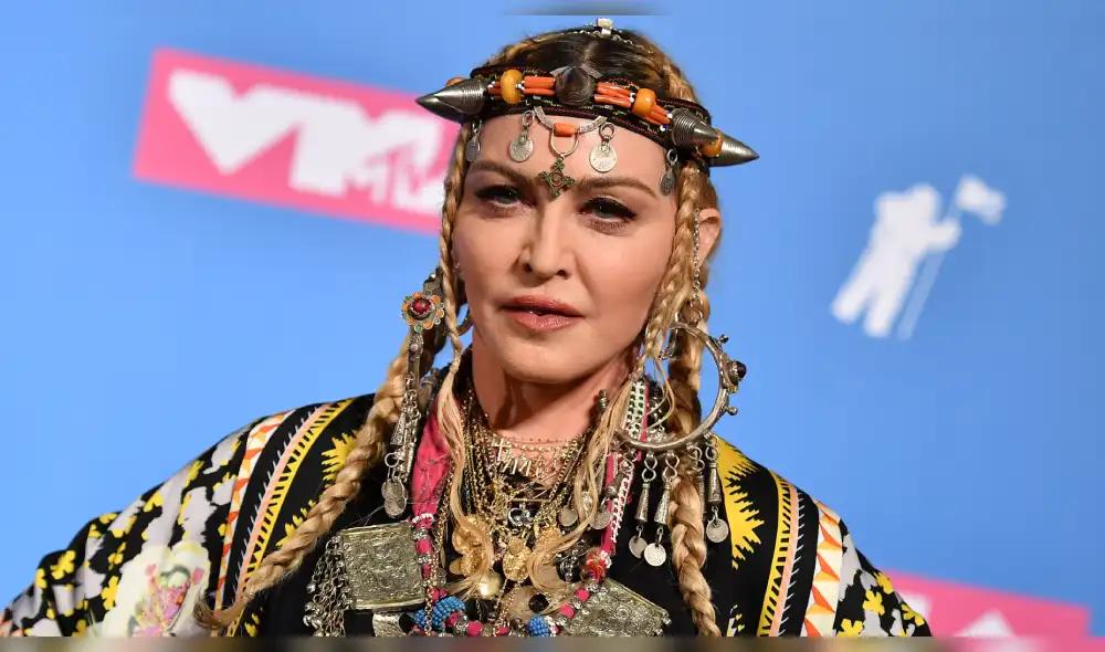 Madonna Instagram cantante enciende las redes al posar en topless para lucir su muleta y reta la censura Madonna Instagram cantante enciende las redes al posar en topless para lucir su muleta y reta la censura