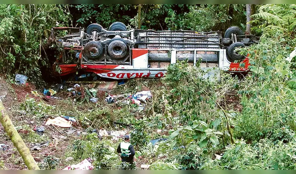 Ómnibus cae a un abismo en Huánuco y mueren chofer y ocho pasajeros 