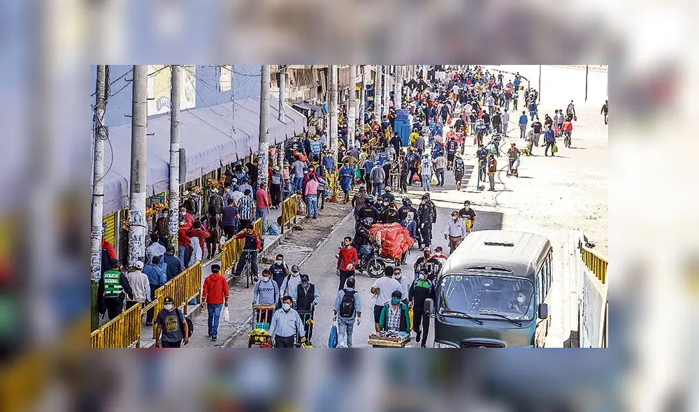 Foco. Exceso de personas en plataforma del Avelino provoca que haya contagio de covid-19. Policías que hacían su servicio allí dieron positivo para enfermedad. Foco. Exceso de personas en plataforma del Avelino provoca que haya contagio de covid-19. Policías que hacían su servicio allí dieron positivo para enfermedad.