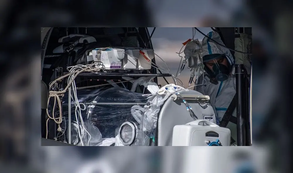 Health workers fasten a COVID-19 infected patient in a helicopter, before being taken to the city of Talca, at a Chilean Air Force base in Santiago, Chile, on May 23, 2020. - Patients infected with COVID-19 are being taken to other cities in the country in order to free up space in the intensive care units of hospitals in Santiago. (Photo by Martin BERNETTI / AFP) Health workers fasten a COVID-19 infected patient in a helicopter, before being taken to the city of Talca, at a Chilean Air Force base in Santiago, Chile, on May 23, 2020. - Patients infected with COVID-19 are being taken to other cities in the country in order to free up space in the intensive care units of hospitals in Santiago. (Photo by Martin BERNETTI / AFP)
