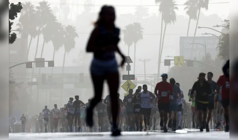 La mujer que colapsó en la línea de meta de una de las carreras del maratón de Los Ángeles. Foto: referencial/AFP