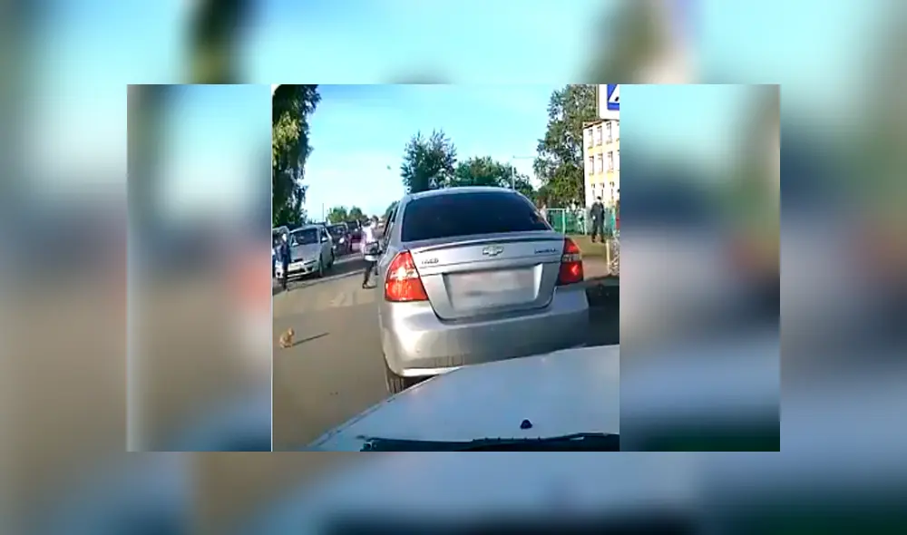 Video es viral en Facebook. El chofer se percató que el gatito se puso frente a la llanta de un auto y rápidamente corrió para salvarlo de una muerte segura. Foto: Captura. Video es viral en Facebook. El chofer se percató que el gatito se puso frente a la llanta de un auto y rápidamente corrió para salvarlo de una muerte segura. Foto: Captura.