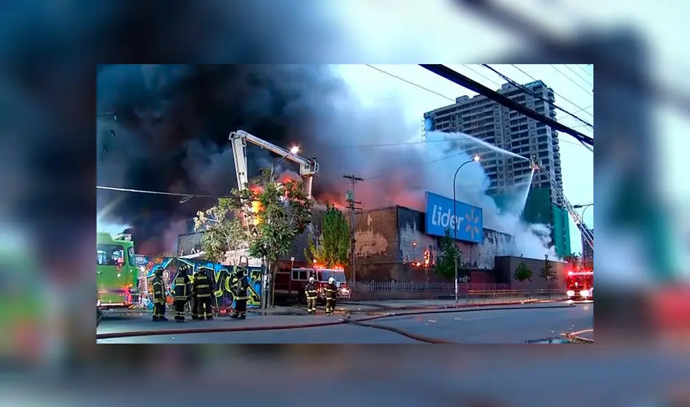 El incendio en el supermercado Líder se dio durante la madrugada de este domingo. Foto: Mega