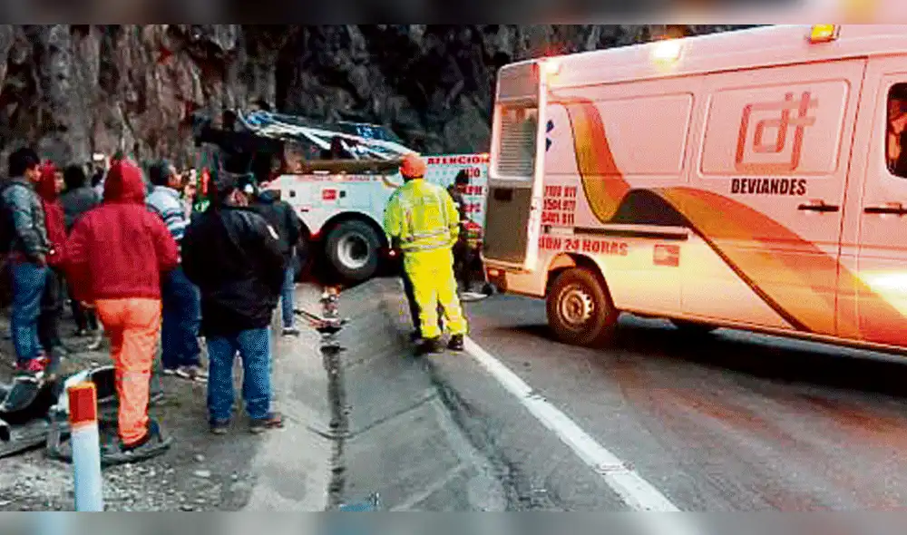 Seis muertos y 27 heridos deja choque de bus contra un cerro en Huarochirí