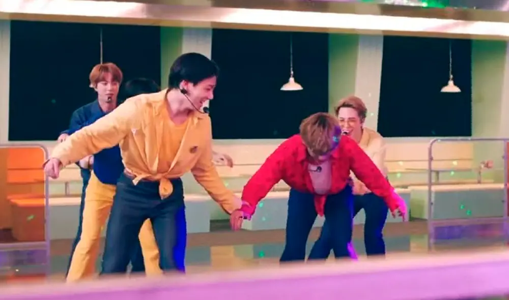 Integrantes de BTS ayudaron a Taehyung y a J-Hope a moverse con los patines. Foto: captura YouTube
